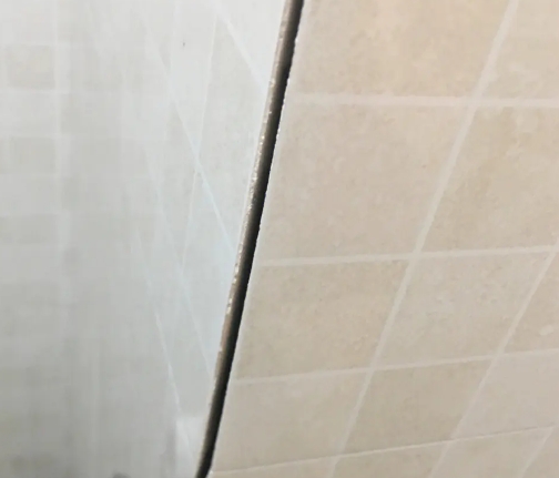 阳信瓷砖空鼓维修公司分享阳台瓷砖脱落的修复过程可以分为以下几个步骤