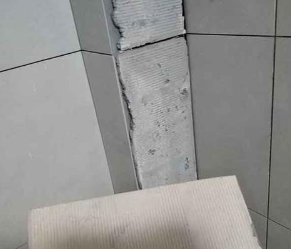 阳信瓷砖空鼓维修公司分享下厨房瓷砖脱落的补救措施。